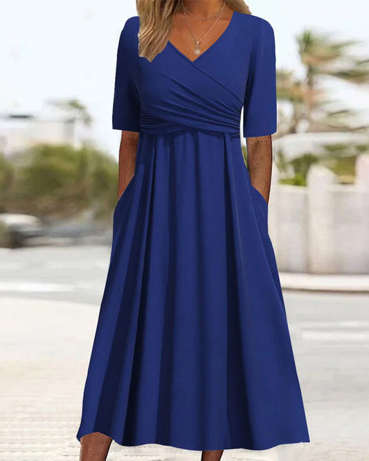 Azure Elegance Wickelkleid auf - der Inbegriff von Raffinesse mit einem Hauch von Alltags-Charme.